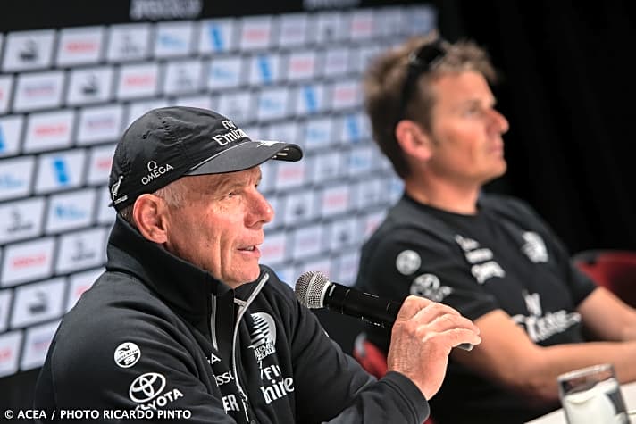   Die beiden großen und fairen Kämpfer für das Emirates Team New Zealand: Teamchef Grant Dalton nimmt seinen Hut, Dean Barkers Zukunft ist ungewiss