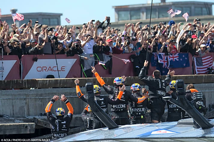   Triumph nach historisch einmaliger Aufholjagd: Das Oracle Team USA winkt seinen Fans