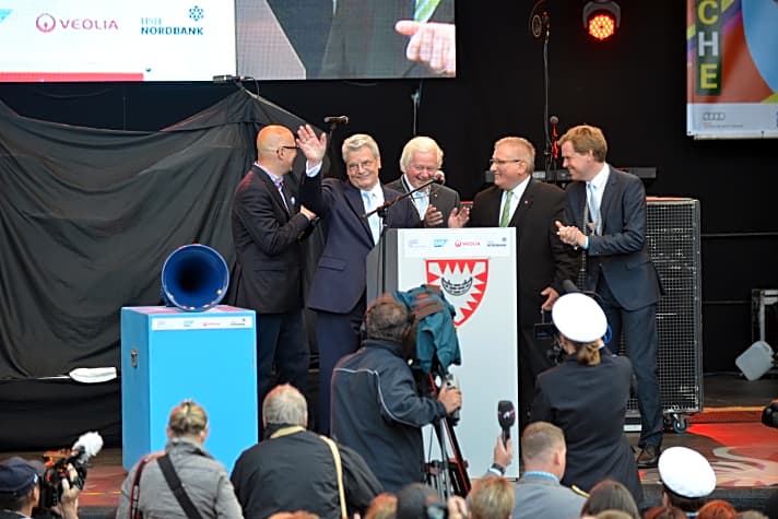   Kiels Oberbürgermeister Ulf Kämpfer (rechts) bei der Eröffnung der 120. Kieler Woche mit dem winkenden Bundespräsidenten Joachim Gauck