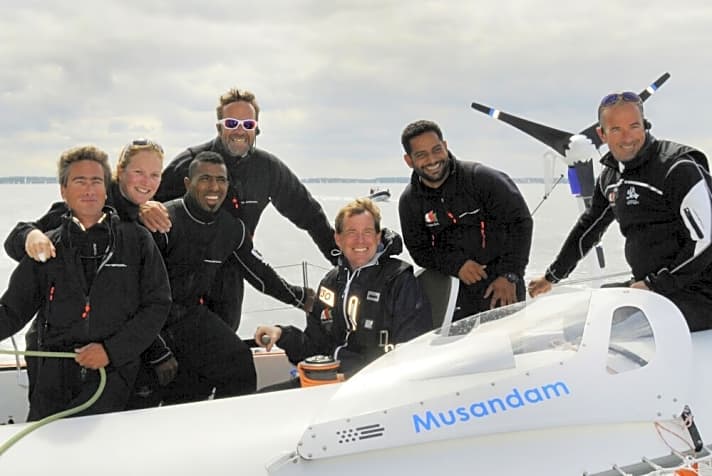   Skipper Damien Foxhall (r.) und die Crew auf dem Trimaran "Musandam-Oman Sail" bescherten Kiels neuem Oberbürgermeister ein rasantes Segelvergnügen auf der Förde