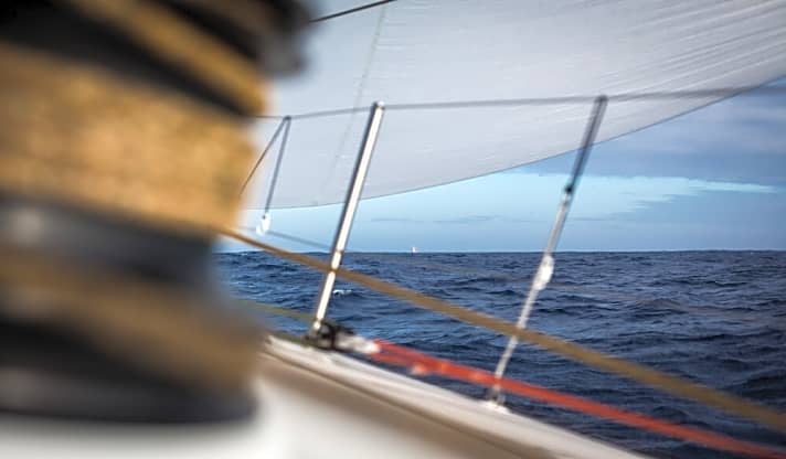   Bild von Bord von Vestas Wind: Am Horizont kommt Abu Dhabi Ocean Racing in Sicht – nach 19 Tagen auf See!