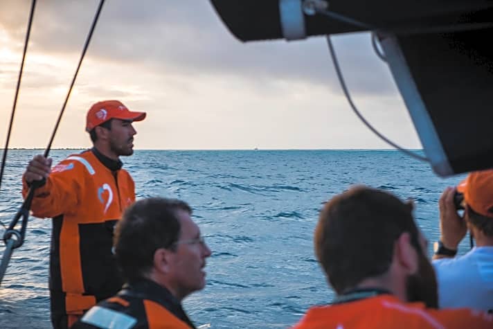   Team Alvimedica beobachtet die havarierte Yacht