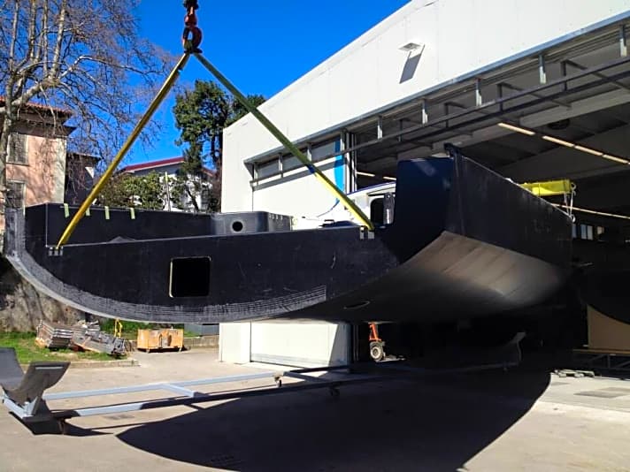   Nach der Havarie und langer Reparatur in Bergamo kommt das Vestas-Boot nun aus der Halle 