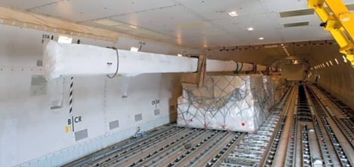   Sicher befestigt im Inneren der KLM-Frachtmaschine: Dongfengs Ersatzmast