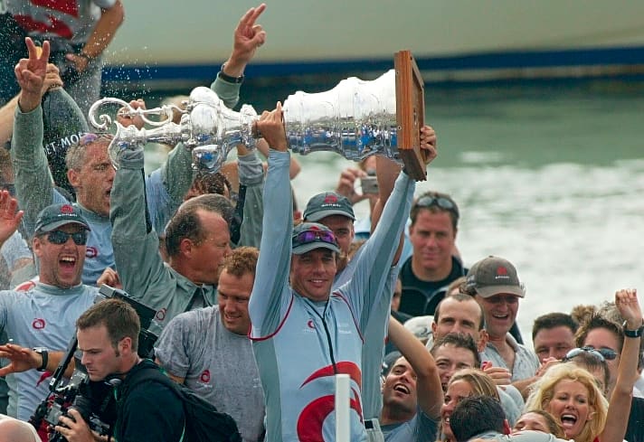   America's-Cup-Triumph für Alinghi: Ernesto Bertarelli hebt die Kanne in den Himmel, das Team jubelt