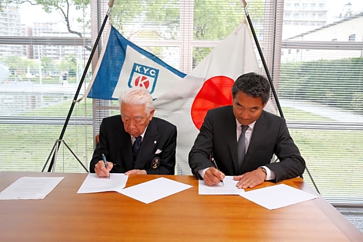   Masayoshi Son (SoftBank-Gründer) und Ko Watanabe (Kansai Yachtclub) unterzeichnen die Vereinbarung zur gemeinsamen Einsatz im America's Cup