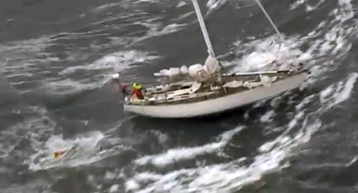   Die unter norwegischer Flagge segelnde Swan 44 "Kolibri" in schwerer See während der Rettungsaktion