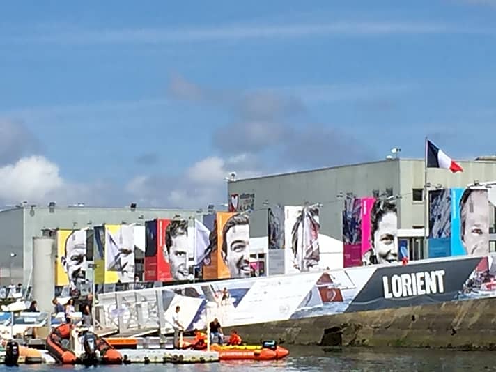   Der geschmückte Hafen von Lorient: La Base sous-marine im Volvo-Ocean-Race-Look