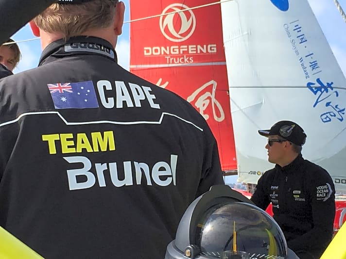  Team Brunels Navigator Andrew Cape nimmt schon einmal Maß und Charles Caudreliers Dongfeng Race Team ins Visier. Die französisch-chinesische Mannschaft ist der gefährlichste Gegner im Kampf um Platz zwei