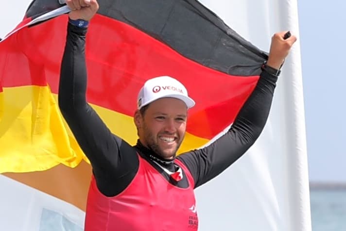  So sehen ihn seine Fans am liebsten: Philipp Buhl jubelt über Weltcup-Gold vor Weymouth