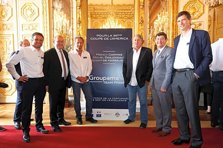   Fototermin der drei Segler mit dem französischen Verteidigungsminister Jean-Yves Le Drian (2.v.l.), dem französischen Stadt-, Jugend- und Sportminister Patrick Kanner (2.v.r.) und Groupamas CEO Thierry Martel (r.)