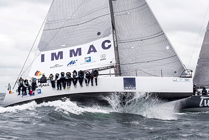   "immac all4one" gewinnt die Kiel-Cup-Regatta der 121. Kieler Woche in ORC I. Im Hintergrund ist die "Tutima" zu sehen