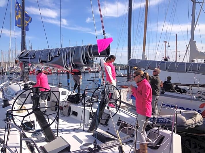   "Tutima"-Crew mit pinker Flagge für den Drittplatzierten bei der Kieler Woche