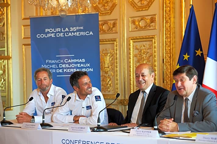   Frankreichs Verteidigungsminister Jean-Yves Le Drian (2.v.r.)  präsentierte das französische America's-Cup-Team bestgelaunt und optimistisch