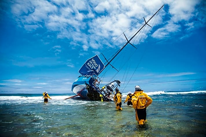   Wer an "Vestas" im Volvo Ocean Race denkt, der hat dieses Bild aus dem Jahr 2014 vom gestrandeten Boot vor Augen. Das Team tritt an, um bei der kommenden Auflage vorn mitzumischen