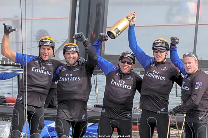   Kiwi-Sieg in Schweden: Das Emirates Team New Zealand hat die zweite Regatta der Louis Vuitton America's Cup Weltserie gewonnen. Skipper Peter Burling reckt den Champagner in die Höhe