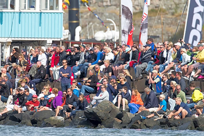   Die schwedischen Zuschauer genossen die Regatta klassisch – auf felsigen Plätzen in der ersten Reihe am Wasser