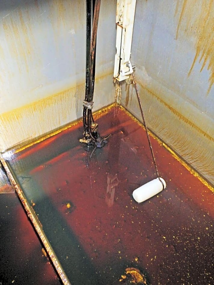   Folge von Biodiesel: verstopfte Leitungen und Teerschlamm im Tank einer Reinke 11 S, nur drei Jahre nach einer Tankreinigung