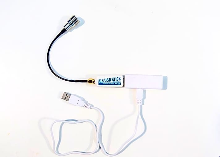   Zusammen mit dem winzigen Wifi-Router wird der USB-Stick zur mobilen AIS-Einheit und liefert die Daten auch an Smartphone und Tablet