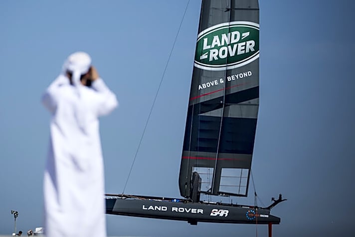   Fast perfekter Auftakt für das britische Team Land Rover BAR im Oman: Sir Ben Ainslie und seine Crew holen in drei Rennen zwei Siege und einen dritten Rang