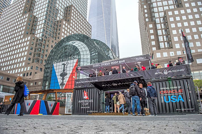   New York begrüßt die Regatta der Louis Vuitton America's Cup Weltserie im Cup-Look