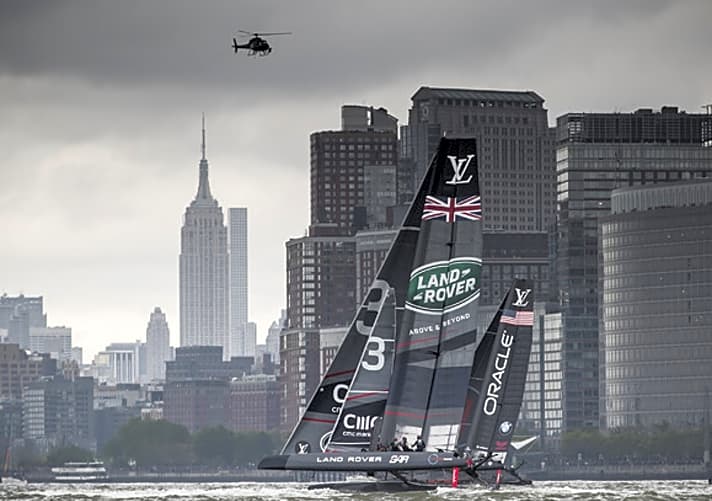   Beide Teams waren am Ende nicht zufrieden mit ihren Ergebnissen vor New York: Land Rover BAR und das Oracle Team USA vor Manhattans Skyline