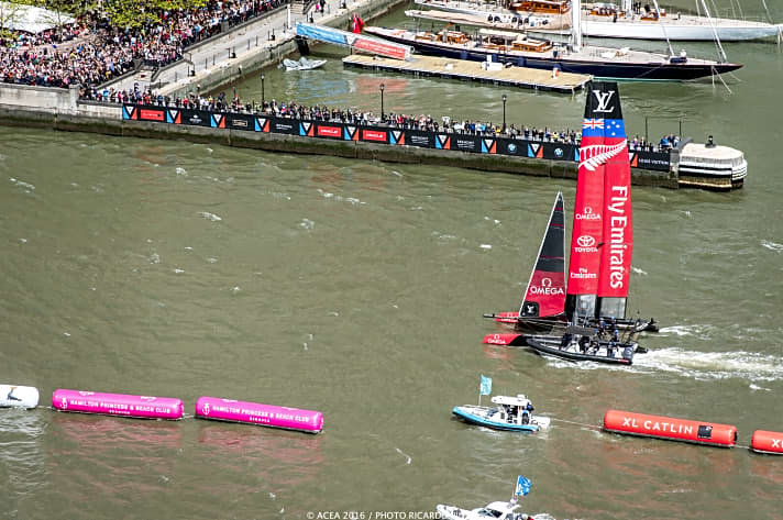   Der entscheidende Zieldurchgang: Peter Burlings Emirates Team New Zealand siegt nach unwiderstehlichem Finalsprint auf dem Hudson River