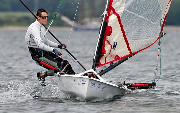   Frithjof Schwerdt führt die Kieler-Woche-Flotte der Musto Performance Skiffs nach zwei Wettfahrtsiegen und einem zweiten Rang souverän an