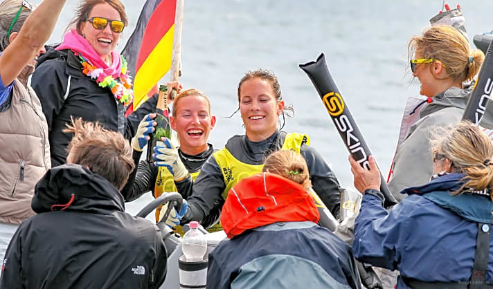   Überglücklich über die gewonnene Kieler Woche nach der zweiten verlorenen nationalen Olympia-Ausscheidung in Folge: Tina Lutz und Susann Beucke waren nach einer Segelpause ohne große Vorbereitung an den Start gegangen und feiern hier mit ihren Fans