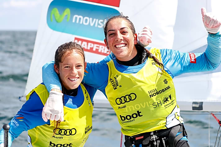   Der WM-Titel der 470er-Juniorinnen geht nach Spanien: Silvia Mas Depares und Paula Barcelo Martin siegten vor Kiel
