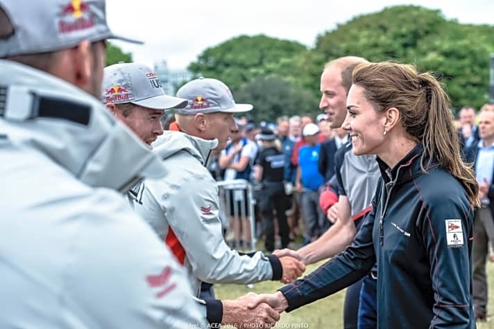   Die Herzogin von Kent gratuliert den Zweitplatzieren: Kate schaut dabei recht glücklich, denn ihre Herz-Mannschaft hat diese Amerikaner gerade besiegt