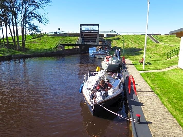   Boote vor dem alten Bauwerk, das den Kanal von der Elbe trennt