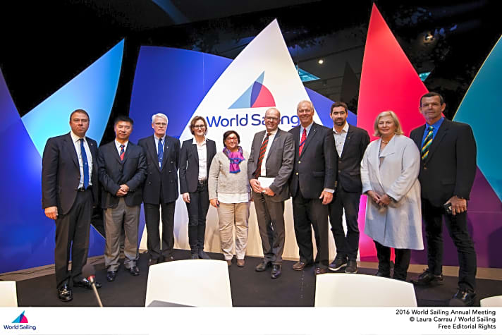   World-Sailing-Präsident Kim Andersen (5.v.r.), seine Vize-Präsidenten, darunter DSV-Sportdirektorin Nadine Stegenwalner (4.v.l.) und Generalsekretär Andy Hunt (l.)