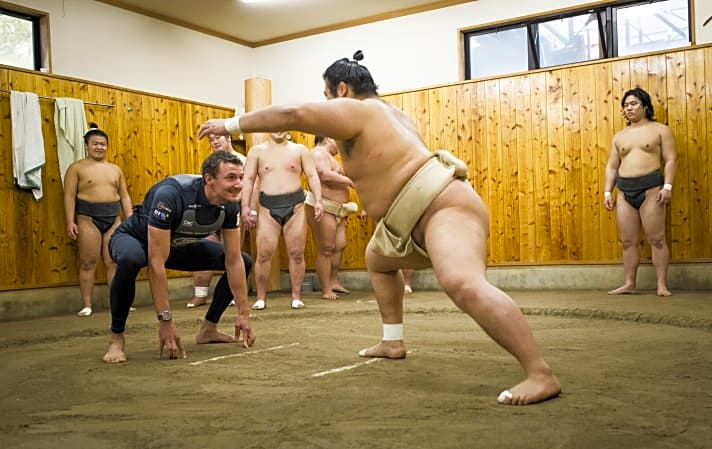   Noch sieht Finn-Dinghy-Olympiasieger Giles Scott gut aus im Duell mit dem japanischen Sumo-Ringer, doch kurze Zeit später wird er einfach von der Matte geschoben