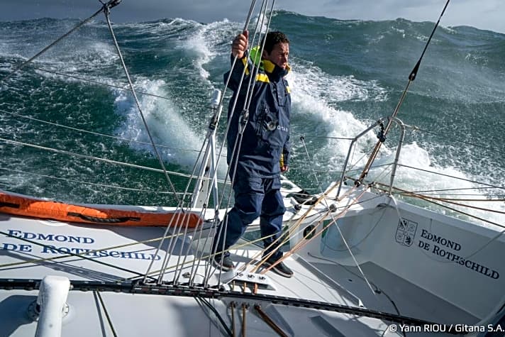  Skipper Josse fürchtet um sein Boot im kommenden Sturm