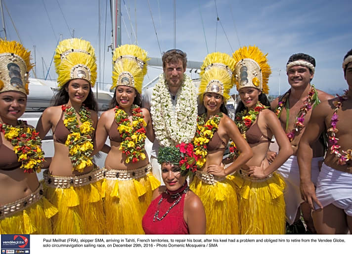   Die Polynesier bereiteten dem geplagten und ausgeschiedenen Skipper Paul Meilhat einen bunten und herzlichen Empfang auf Tahiti