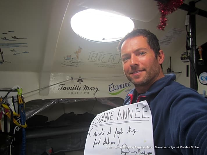   Sam Davies Mann Romain Attanasio wünscht von See ein frohes neues Jahr! Er liegt auf Platz 17