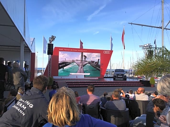   Auch bei der Kieler Woche wird der America's Cup im Olympiazentrum von Kiel-Schilksee live übertragen, und die Segler fiebern mit