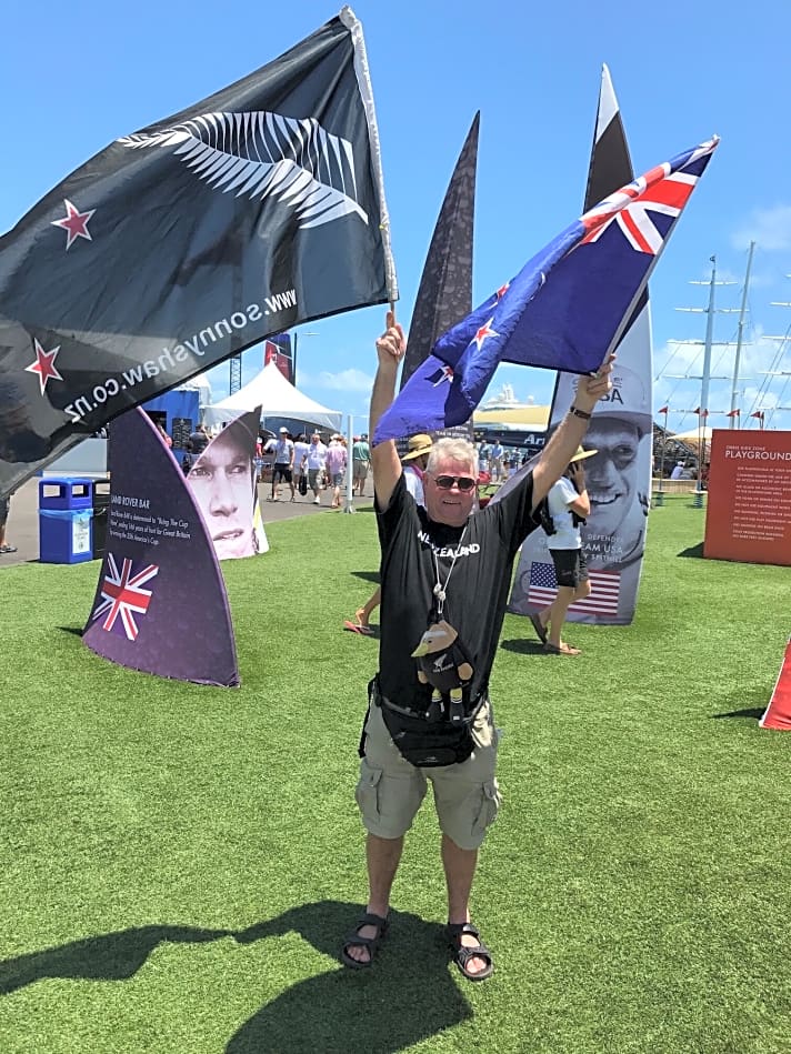   Aucklands größter Sportfan? Kiwi-Anhänger Sonny Shaw aus Auckland fiebert auf Bermuda bei seiner 110. internationalen Sportreise mit dem Emirates Team New Zealand mit