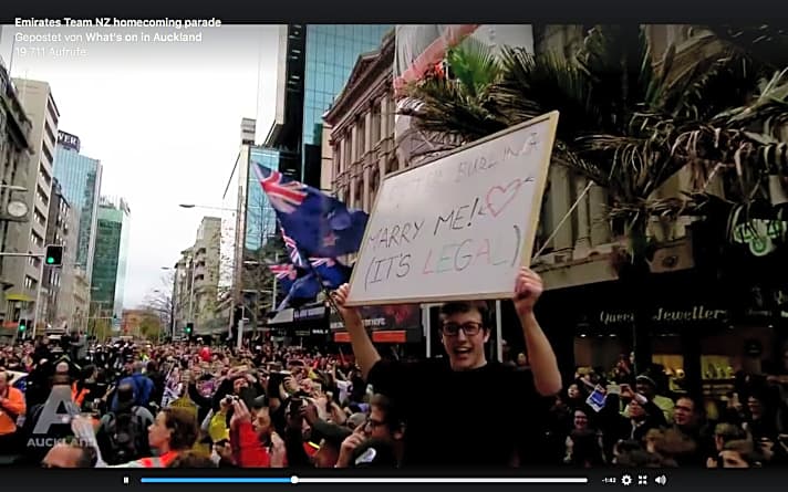   "Peter Burling, heirate mich!" – solche und viele, viele weitere ähnliche Angebote erhielten die Cup-Sieger am Donnerstag bei der Parade in Auckland