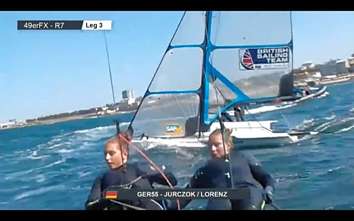   Bild der Anbord-Kamera: Vicky Jurczok und Anika Lorenz rauschen in Lee an ihren britischen Gegnerinnen vorbei