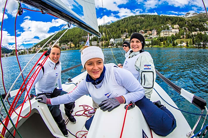   Ladies first: Der österreichische Segelclub Mattsee setzte sich in den leichten Winden in St. Moritz gegen 23 weitere Vereins-Teams durch. Steuermann Stefan Scharnagl und seine drei Mitseglerinnen gewannen Act 2 der Sailing Champions League