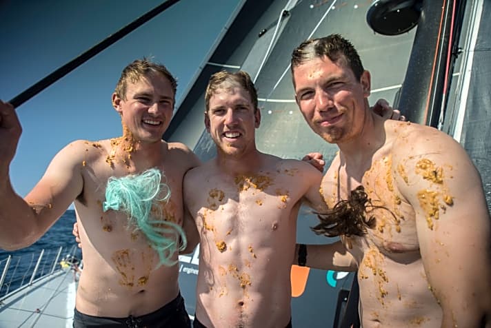   Man möchte gerade nicht tauschen: King Neptuns Besuch bei Bouwe Bekkings Team Brunel endet eklig für die drei Täuflinge Kyle Langford, Peter Burling und Carlo Huisman (v.l.n.r.). Die amüsieren sich aber trotzdem, zählen nun auch zu den "geehrten" Äquator-Überquerern