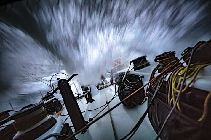   Am Ende eines langen Sturmtages: Szenerie an Bord von Dee Caffaris "Turn the Tide on Plastic"