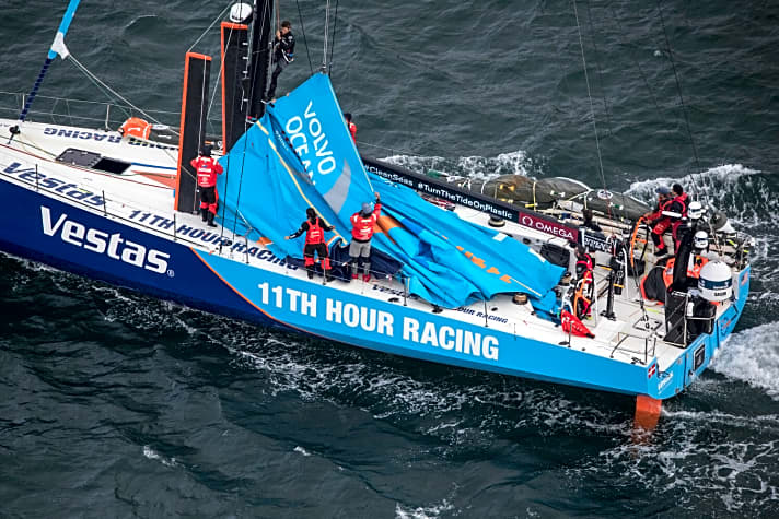   Vestas 11th Hour Racing nach der Kollision auf Kurs Hongkong