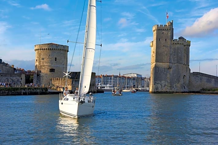   Zwei imposante Wehrtürme flankieren die Einfahrt in den alten Hafen von La Rochelle