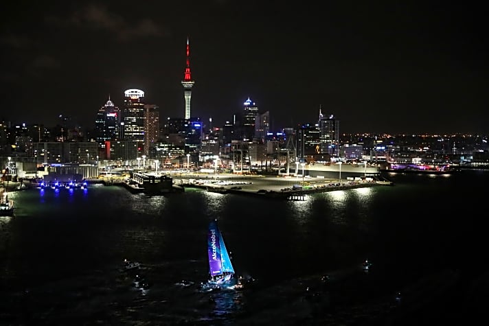   AkzoNobel gewinnt Etappe 6 nach Auckland, erreicht den Viaduct Harbour als erstes Team