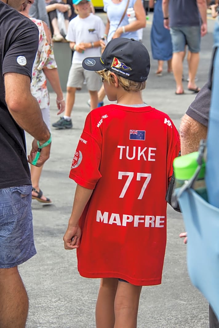   Beliebter Fan-Artikel in Auckland: das rote Shirt von Olympiasieger und America's-Cup-Gewinner Blair Tuke, der sein erstes Volvo Ocean Race mit dem in der Gesamtwertung führenden spanischen Team Mapfre segelt