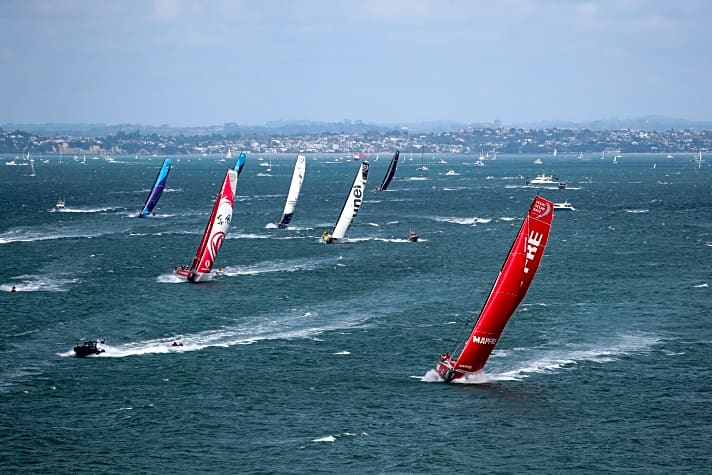   Imposantes Segeln vor Auckland: In 20 Knoten Wind machten die Teams den Start zu 7. Etappe zu einem segelsportlichen Genuss