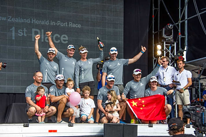   Endlich ein Sieg: Charles Caudreliers Dongfeng Race Team jubelt nach dem Hafenrennen vor Auckland